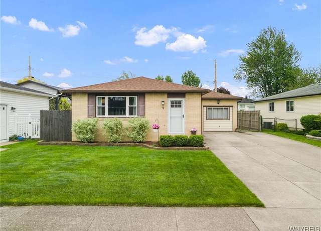 Property at 9 Oakwood Dr, Cheektowaga, NY 14227, 3 beds, 1.5 baths