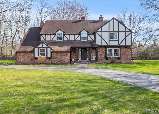 Property at 700 Mountain View Dr, Lewiston, NY 14092, 5 beds, 2.5 baths