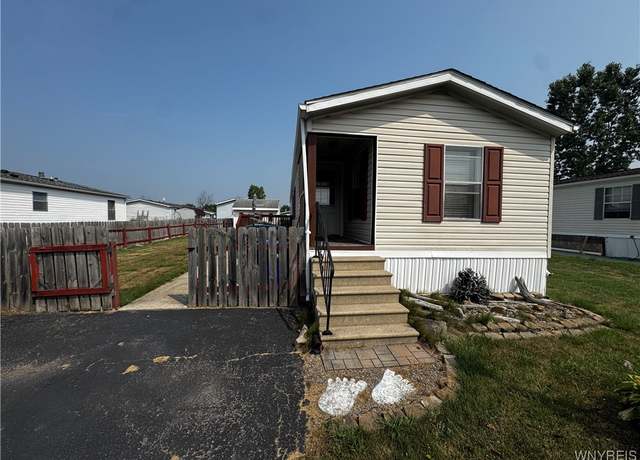 Property at 1352 Fernwood Dr, Lockport Town, NY 14094, 2 beds, 1 bath