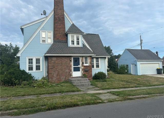 Property at 4 Longcroft Dr, Lockport Town, NY 14094, 3 beds, 1.5 baths