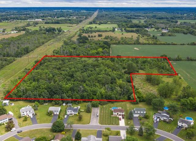 Property at 1050 Royal Pkwy N, Lockport-town, NY 14094