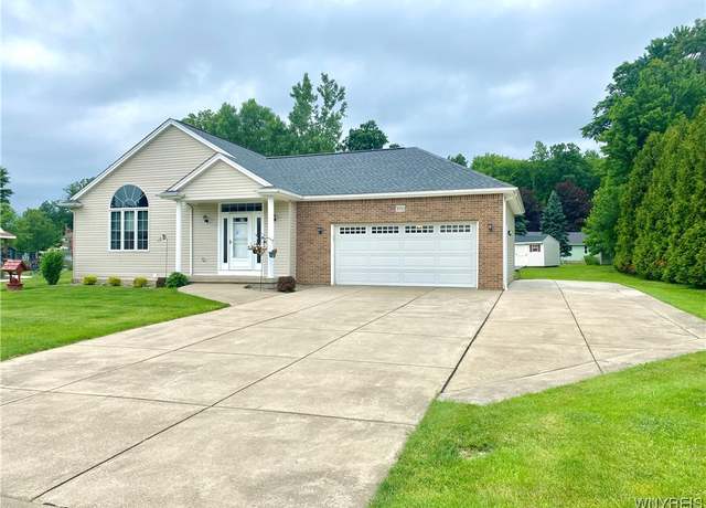 Property at 3050 Hillbrook Dr, Eden, NY 14057, 3 beds, 1.5 baths