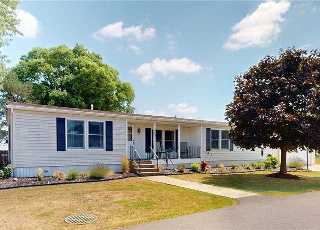 Property at 313 Applewood Dr, Lockport Town, NY 14094, 3 beds, 2 baths