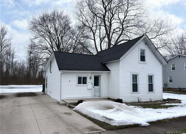 Property at 306 Witmer Rd, North Tonawanda, NY 14120, 3 beds, 1 bath