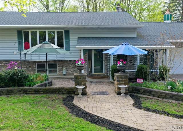 Property at 1465 Genesee St, Pembroke, NY 14036, 2 beds, 2.5 baths