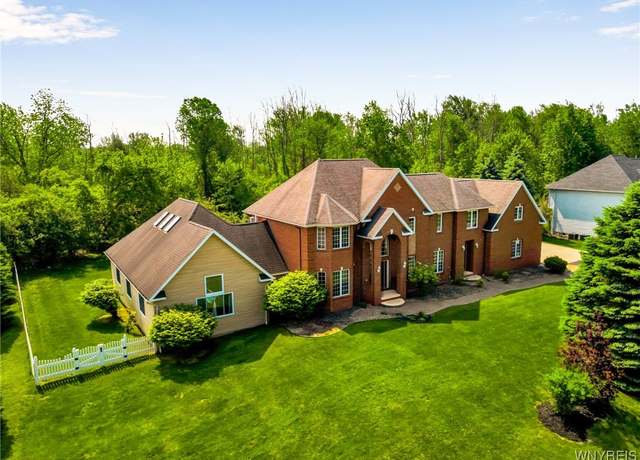 Property at 27 Edgewood Dr, Batavia, NY 14020, 5 beds, 4 baths