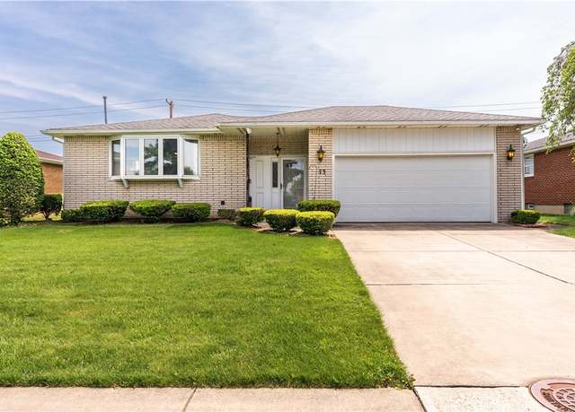 Property at 73 Cresthaven Dr, West Seneca, NY 14224, 3 beds, 1.5 baths