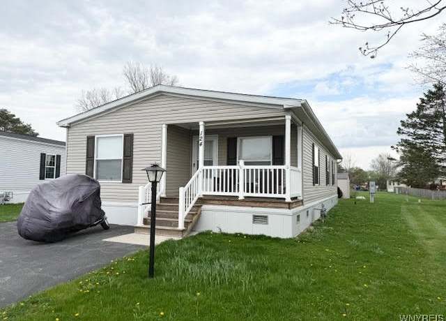Property at 124 Elmhurst Dr, Lockport-town, NY 14094, 3 beds, 2 baths