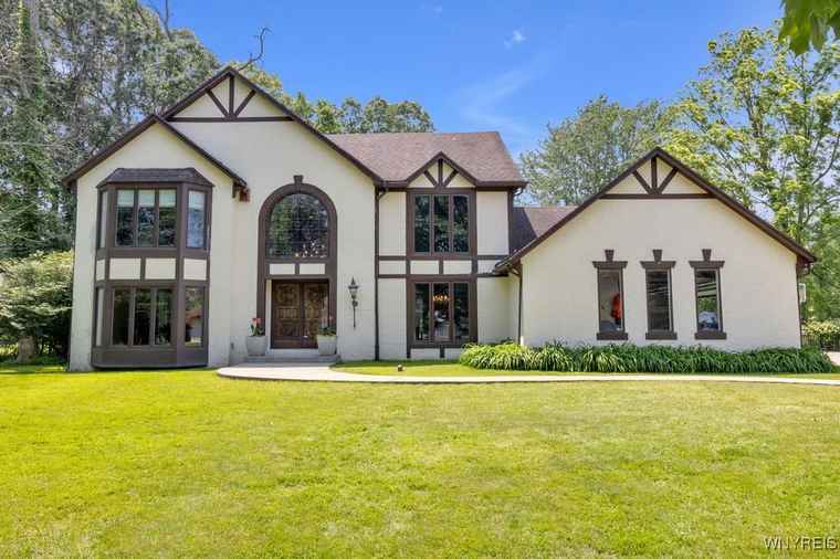 Photo of 212 Crestwood Ln Amherst, NY 14221