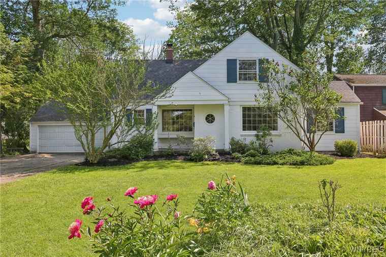 Photo of 20 Willowbrook Dr Amherst, NY 14221
