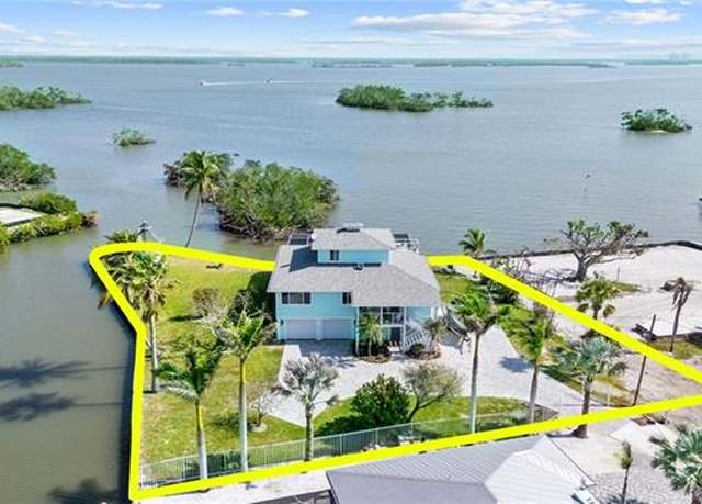 Property at 291 Flamingo St, Fort Myers Beach, FL 33931, 3 beds, 2.5 baths