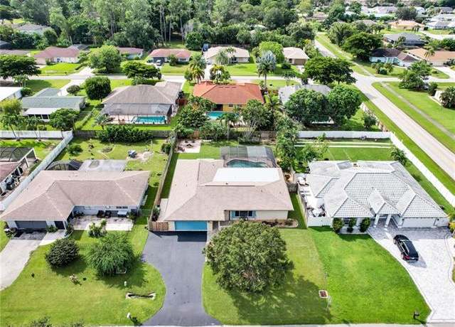Property at 208 Mentor Dr, Naples, FL 34110, 3 beds, 2 baths