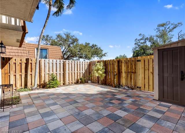 Property at 1430 Park Shore Cir #4, Fort Myers, FL 33901, 2 beds, 2.5 baths