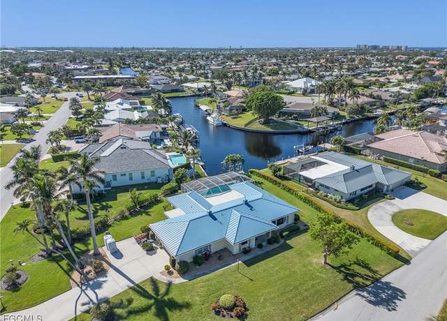 Property at 1090 N Waterway Dr, Fort Myers, FL 33919, 4 beds, 2.5 baths