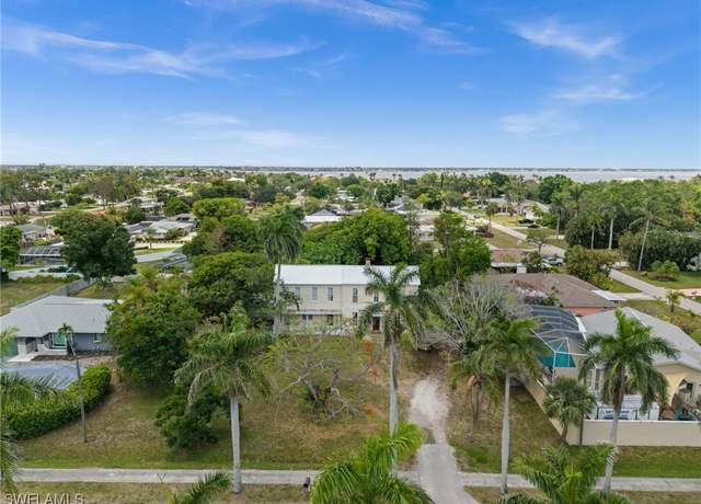 Property at 12430 Mcgregor Blvd, Fort Myers, FL 33919, 4 beds, 2.5 baths