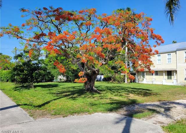 Property at 12430 Mcgregor Blvd, Fort Myers, FL 33919, 4 beds, 2.5 baths
