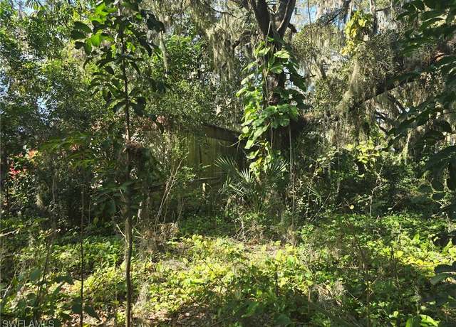 Property at 1034 Collier Ln, Moore Haven, FL 33471, 2 beds, 2 baths