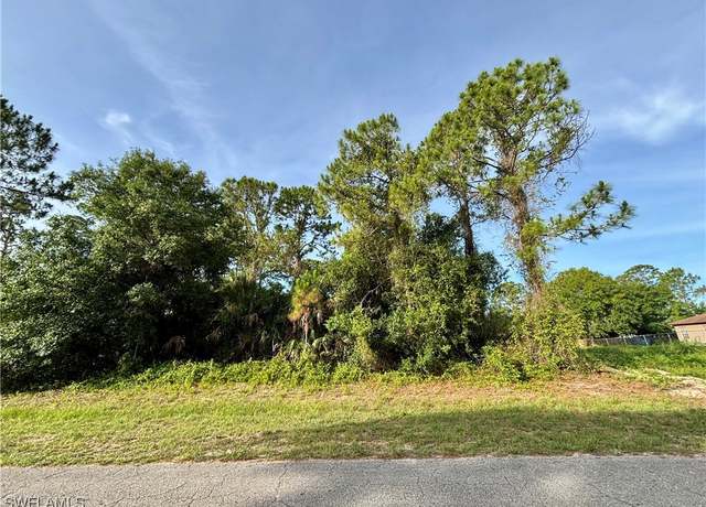 Property at 5051 W Tradewinds Cir, Labelle, FL 33935