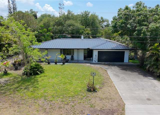 Property at 3390 E Riverside Dr, Fort Myers, FL 33916, 4 beds, 4.5 baths