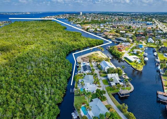 Property at 134 Crescent Dr, Fort Myers, FL 33919, 3 beds, 3 baths