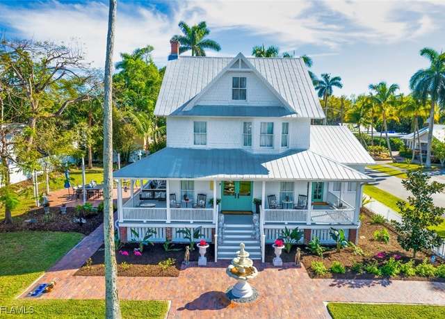 Property at 2582 1st St, Fort Myers, FL 33901, 3 beds, 2.5 baths