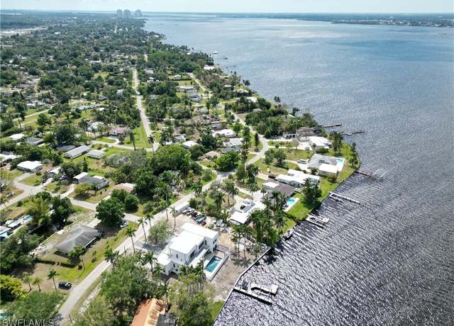 Property at 4520 E Riverside Dr, Fort Myers, FL 33905, 3 beds, 2 baths