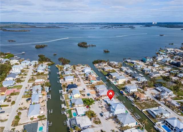 Property at 208 Flamingo St, Fort Myers Beach, FL 33931, 2 beds, 1 bath