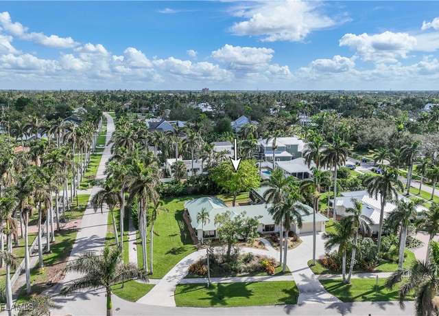 Property at 3209 W Riverside Dr, Fort Myers, FL 33901, 3 beds, 2.5 baths