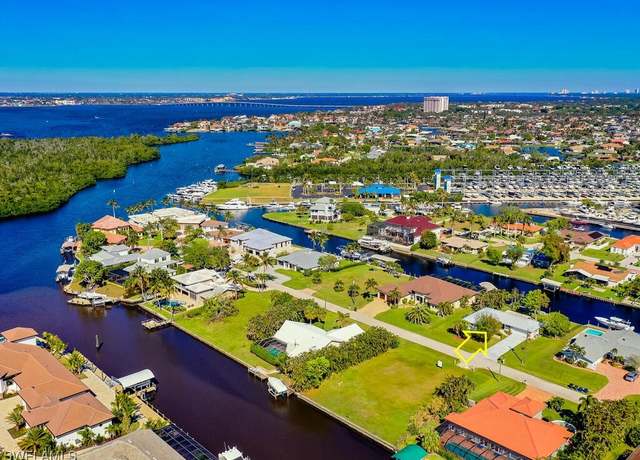 Property at 125 Montrose Dr, Fort Myers, FL 33919, 3 beds, 2 baths