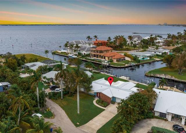 Property at 541 Bayside Dr, Fort Myers, FL 33919, 4 beds, 3 baths