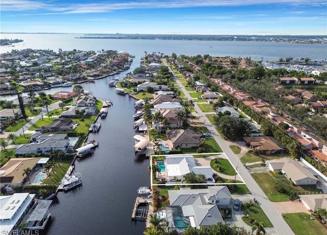 Property at 976 N Town And River Dr, Fort Myers, FL 33919, 3 beds, 2.5 baths