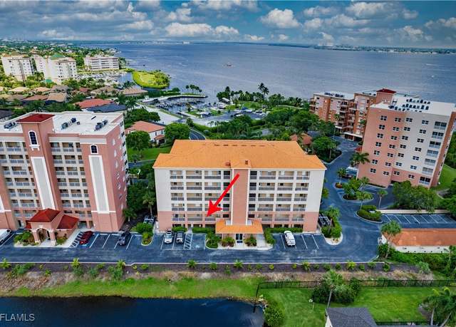 Property at 14817 Laguna Dr #102, Fort Myers, FL 33908, 3 beds, 2.5 baths