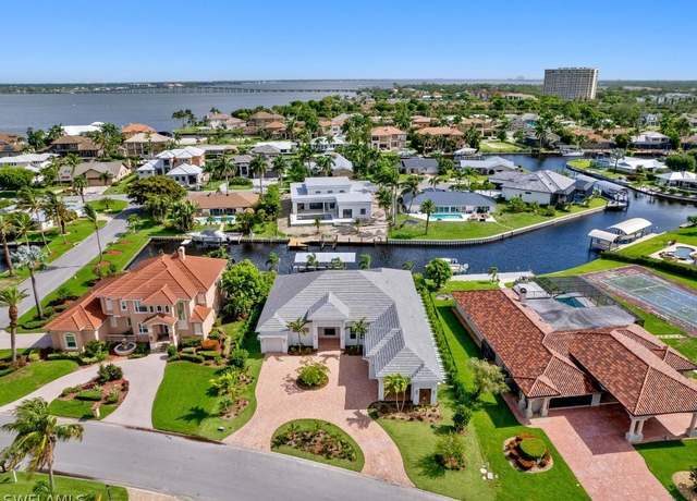 Property at 813 Cal Cove Dr, Fort Myers, FL 33919, 4 beds, 4 baths