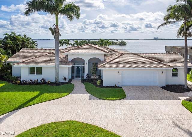 Property at 13 Bayview Blvd, Fort Myers Beach, FL 33931, 3 beds, 3.5 baths
