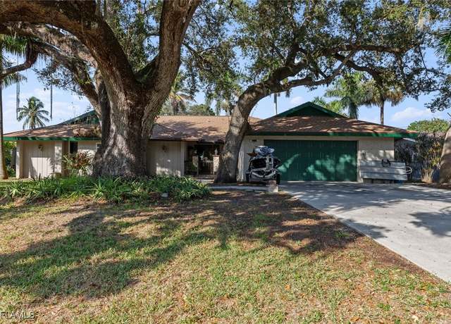 Property at 300 Broadview Dr, Fort Myers, FL 33905, 4 beds, 3 baths