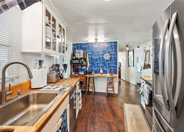 Property at 190 Grassy Key Ln #31, Naples, FL 34114, 2 beds, 2 baths