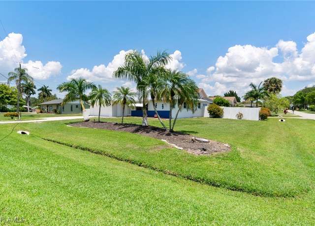 Property at 390 Valley Dr, Bonita Springs, FL 34134, 3 beds, 2 baths