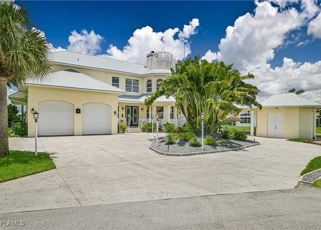 Property at 3102 SE 22nd Ave, Cape Coral, FL 33904, 3 beds, 3.5 baths