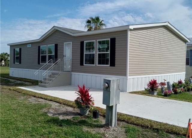 Property at 922 Yacht Club Way NW, Moore Haven, FL 33471, 3 beds, 2 baths