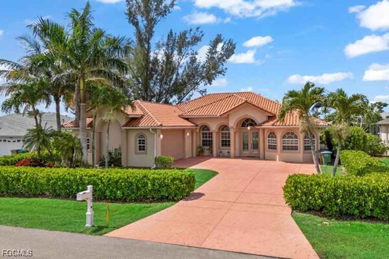 Photo of 172 SE 23rd St Cape Coral, FL 33990
