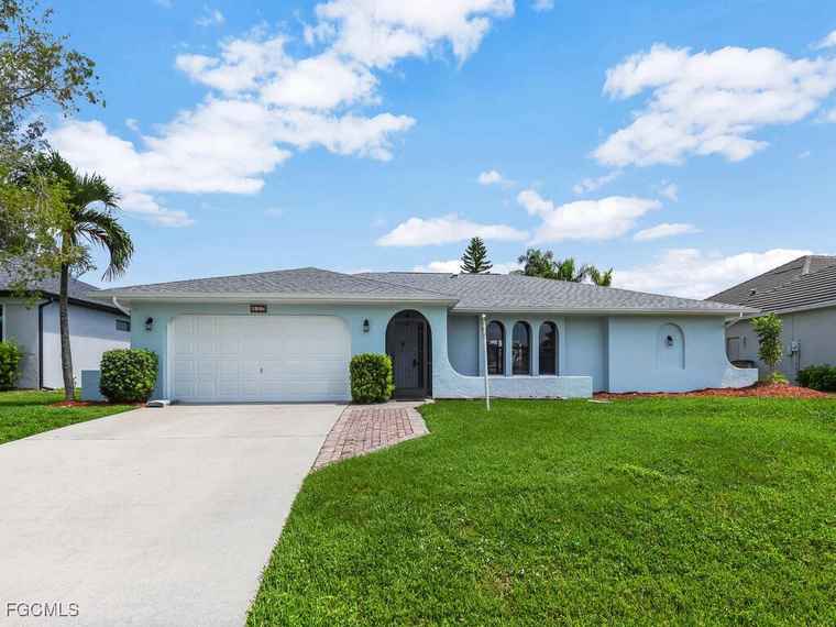 Photo of 427 SE 21st St Cape Coral, FL 33990