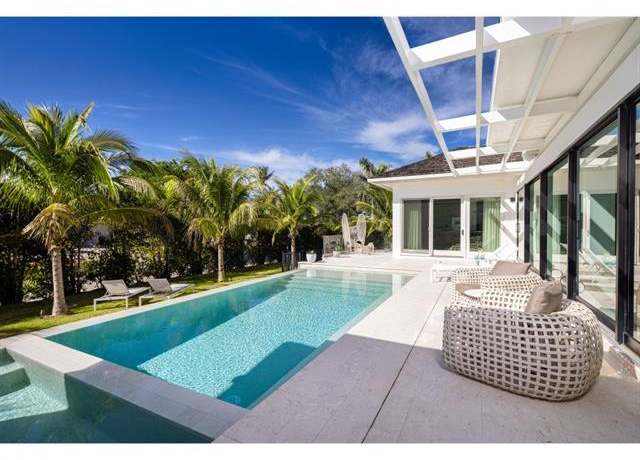 Property at 14 Sabre Ln, Naples, FL 34102, 4 beds, 4.5 baths