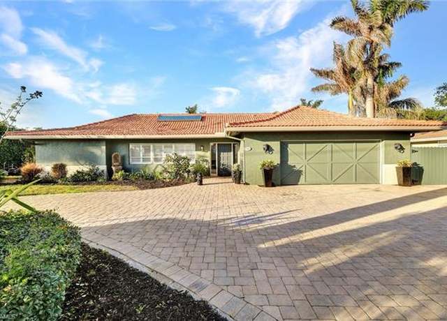 Property at 13 Pelican St W, Naples, FL 34113, 4 beds, 3 baths