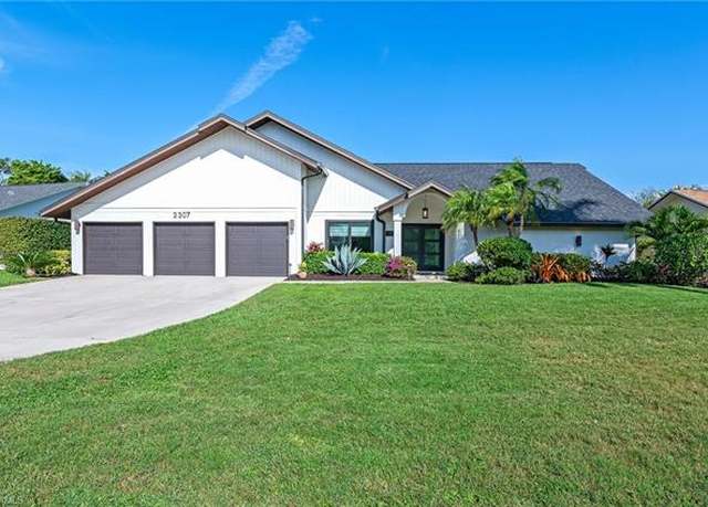 Property at 2307 Queens Way, Naples, FL 34112, 3 beds, 2 baths