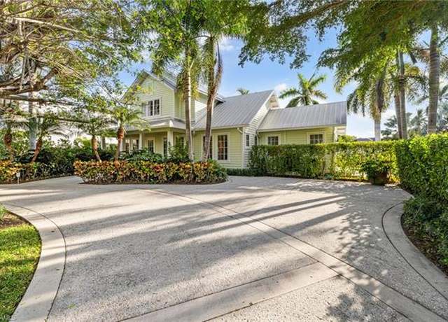 Property at 572 7th Ave N, Naples, FL 34102, 3 beds, 2.5 baths
