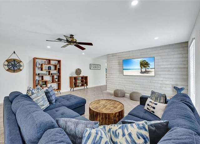 Property at 724 102nd Ave N, Naples, FL 34108, 3 beds, 2.5 baths
