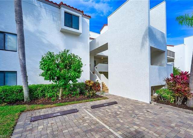 Property at 586 Beachwalk Cir Unit O206, Naples, FL 34108, 3 beds, 2 baths