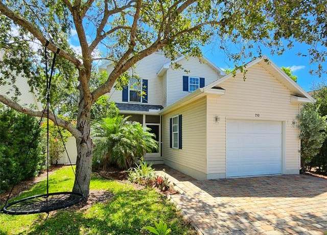 Property at 210 Leawood Cir, Naples, FL 34104, 3 beds, 2.5 baths