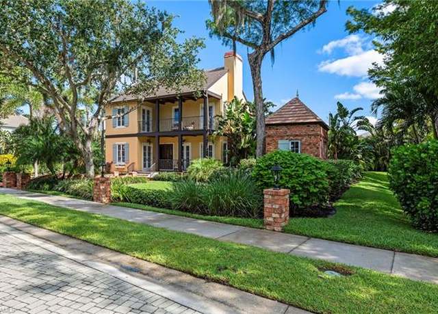 Property at 1419 Hemingway Pl, Naples, FL 34103, 4 beds, 4.5 baths