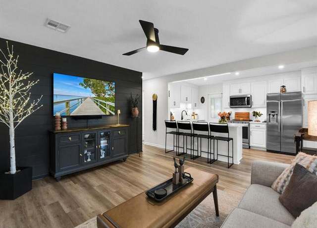 Property at 619 10th St N, Naples, FL 34102, 2 beds, 1 bath